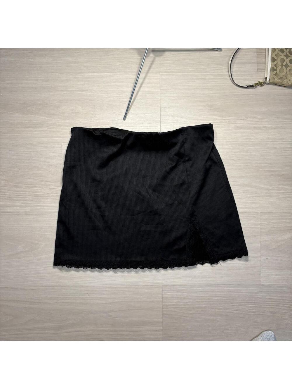 2000s Y2K bratz H&M black mini skirt w/ lace trim and subtle vertical pinstripes